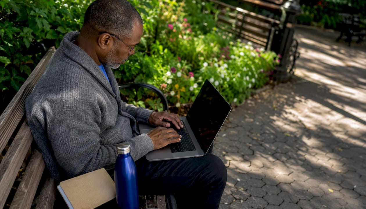 Man using Tor Browser in café